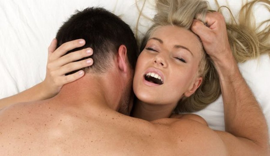 Лесбиянки на свежем воздухе занимаются реальным сексом и доводят друг друга до оргазма