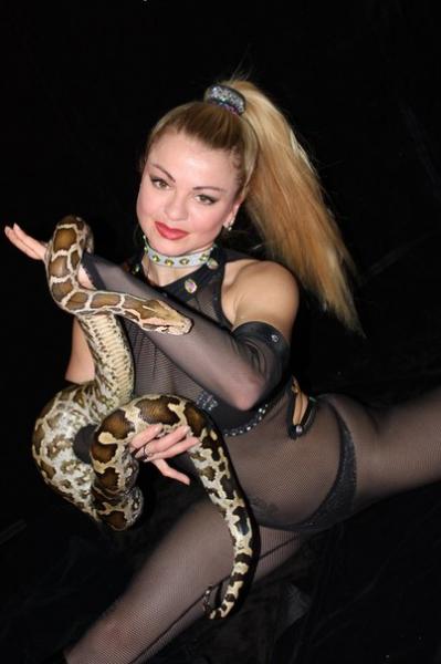 Женщина змея видео. Укротительница змей цирк. Цирковые змеи. Танцовщица со змеей. Стриптизерша со змеей.